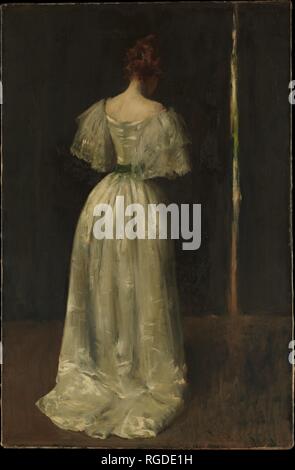 Siebzehnten Jahrhundert Dame. Künstler: William Merritt Chase (Amerikanische, Williamsburg, Indiana 1849-1916 New York). Abmessungen: 36 1/2 x 23 3/4 in. (92,7 x 60,3 cm). Datum: Ca. 1895. Ein vollendeter eklektisch, Chase frei entlehnt von alten Meistern wie Frans Hals, Rembrandt van Rijn, und Diego Velázquez und von Zeitgenossen wie Édouard Manet, James McNeill Whistler, und John Singer Sargent. Hier bezieht er sich im Titel seiner Malerei zu Tradition, sondern zeigt eine Frau in modern gekleidet. Sie ist von hinten in eine dunkle, ambivalente Einstellung, die ein Splitter des Lichts, die vorschlägt, durchbohrt gesehen Stockfoto