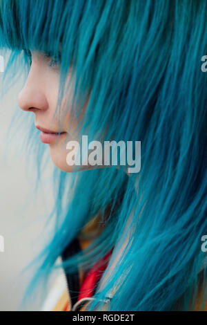 Junge Frau mit blau gefärbtem Haar, close-up Stockfoto