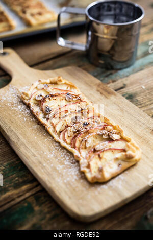 Selbstgebackenen Apfelkuchen auf Holzbrett Stockfoto