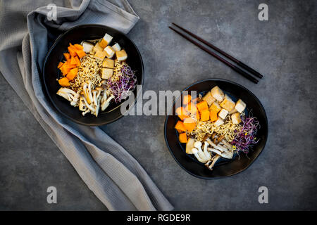 Miso Ramen Suppe mit Nudeln, hokaido Kürbis, rote Radieschen Sprossen, gebratenem Tofu, Shimeji Pilz und König Trompete Pilz Stockfoto