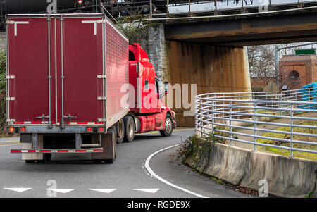 Big Rig hell rot Classic American modern Semi Truck mit hoher Kabine für die Fernbeförderung routs Transport Auflieger fahren auf der Straße der Stadt schneiden Stockfoto