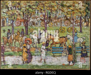 Central Park. Artist: Maurice Brazil Prendergast (Amerikanische, St. John's, Neufundland 1858-1924 New York). Abmessungen: 20 3/4 x 27 in. (52,7 x 68,6 cm). Datum: Ca. 1914-15. Prendergast festliche Energie der Park im Sommer aufgenommen und vorgeschlagen, mit breiten horizontalen Bänder, die dreigliedrige Verkehr System untergebracht, Kutschen, Pferde mit Reiter und Fußgänger. Die Malerei, einmal mit dem Titel 'Central Park 1903", die in diesem Jahr begonnen worden sind und später umgebaut. Es zeigt, dass Frauen in der Art der Kleider und Hüte, die stilvollen 1903 und Pferd waren Kutschen als Gegensatz zu den aut Stockfoto