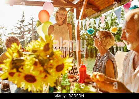 Glückliches Paar mit Eltern in einer Gartenparty Stockfoto