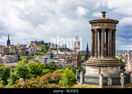 Großbritannien, Schottland, Edinburgh, stadtbild der Altstadt, Dugald Stewart Denkmal, mit Edinburgh Castle, Scott Monument und Balmoral Hotel Stockfoto