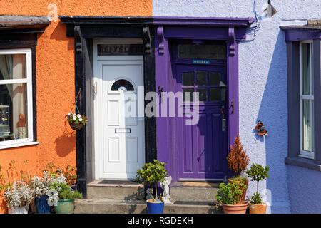 42,519.02993 AZ zwei Haustüren Seite an Seite Lila Weiß SC Stockfoto