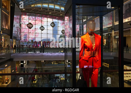 Eine Schaufensterpuppe in die Geschï¿½te an der Marina Bay Sands, ein luxuriöses Einkaufszentrum Marina Bay Sands Hotel, Marina Bay, Singapore befestigt Stockfoto