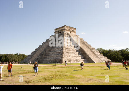 Chichen Itza, Mexiko - 17. November 2018: Die Große Pyramide von Chichen Itza, auch bekannt als der Tempel des Kukulcan mit Touristen im Vordergrund Stockfoto