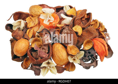 Duftende getrocknet tropica Blumen l Nüssen und Früchten Heap. Auf weissem studio Makroaufnahme isoliert Stockfoto