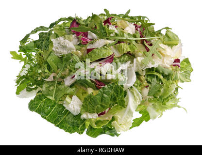 Stapel von frischem Gemüse Grüns und Mix für die griechischen Salat. Auf weissem Studio closeup Isoliert Stockfoto