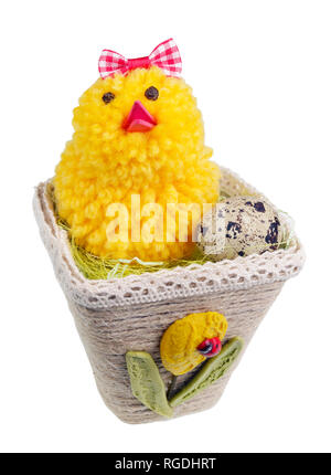 Ostern handgemachte Nest aus Seil mit lustigen Huhn und Ei. Auf weissem studio Makroaufnahme isoliert Stockfoto