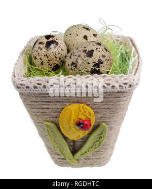 Ostern handgemachte Nest aus Seil mit wachtelei. Auf weissem studio Makroaufnahme isoliert Stockfoto