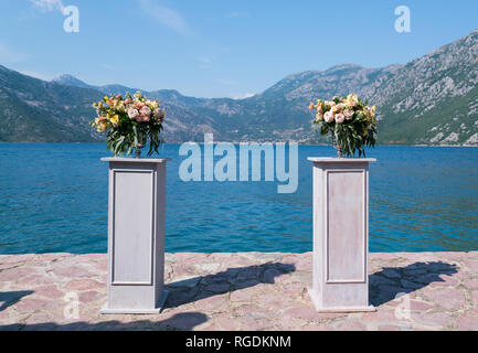 Blumenschmuck auf steht für eine Hochzeit auf der Pier vor dem Meer, in der Nähe Stockfoto