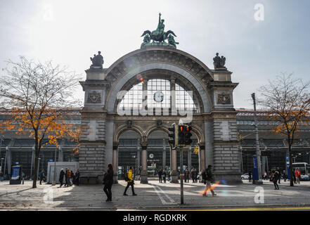 Luzern, Schweiz - Oct 23, 2018. Blick auf den berühmten alten Bahnhof Tor in Luzern. Luzern ist die bevölkerungsreichste Stadt in der Schweiz. Stockfoto