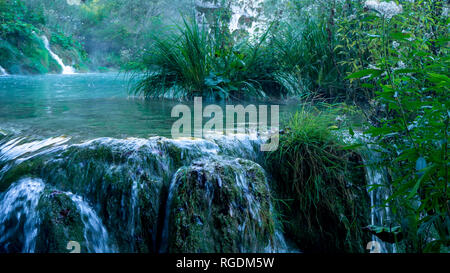 Wasserfall und See im bunten Nationalpark Plitvice in Kroatien Stockfoto