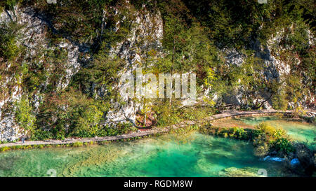 Pfad an einem See in der bunten Nationalpark Plitvice in Kroatien Stockfoto