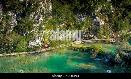 Pfad an einem See in der bunten Nationalpark Plitvice in Kroatien Stockfoto