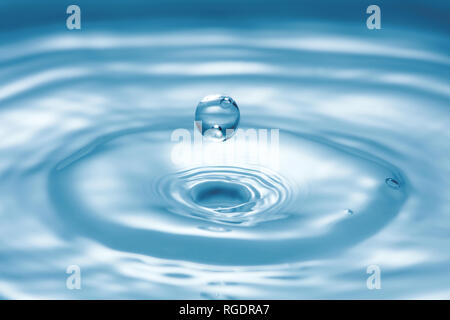 Wasser spritzen auf reinen blauen Wasser Oberfläche Stockfoto