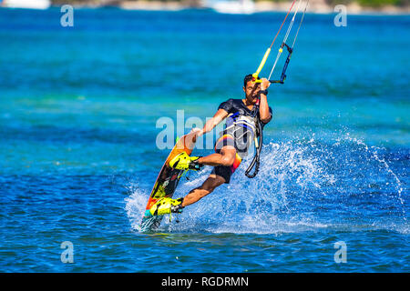 Kitesurfer an der Sunshine Coast zieht einige akrobatische Bewegungen im türkisblauen Wasser in Queensland, Australien Stockfoto