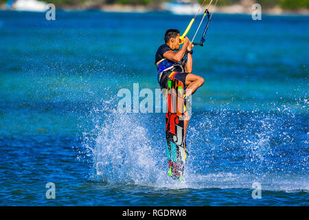 Kitesurfer an der Sunshine Coast zieht einige akrobatische Bewegungen im türkisblauen Wasser in Queensland, Australien Stockfoto