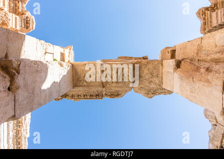 Amor Abbildung und ein Adler mit einem's Herald Personal am Eingang des Bacchus Tempel geschnitzt, Heliopolis, römische Ruinen, Baalbek, Libanon Stockfoto