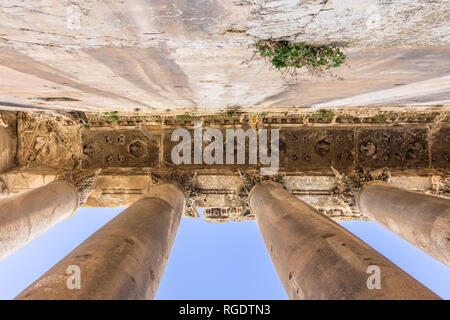 Die Decke in der Säulenhalle des Bacchus Tempel, römische Ruinen, Heliopolis Baalbek, Libanon Stockfoto