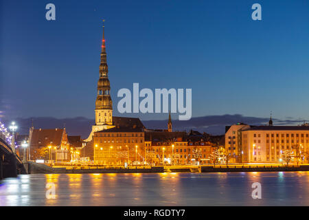 Winter Dawn in Riga, Lettland. St. Peter's Kirche thront über der Altstadt, über die Daugava Fluss gesehen. Stockfoto