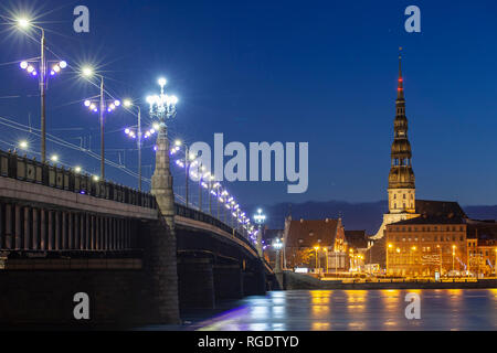 Winter Dawn am Fluss Daugava in Riga, Lettland. Stockfoto