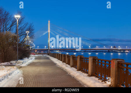 Winter Dawn in Riga, Lettland. Vansu Brücke in der Ferne. Stockfoto