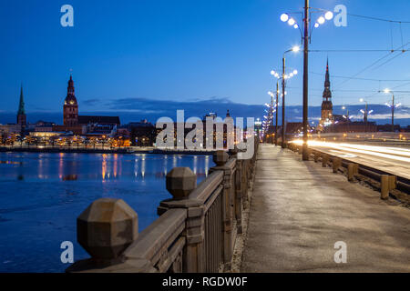 Winter Dawn auf Steinerne Brücke (Akmens kippt) über die Daugava in Riga, Lettland. Stockfoto