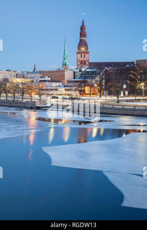 Winter Dawn am Fluss Daugava in Riga, Lettland. Dom zu Riga dominiert die Skyline der Altstadt. Stockfoto