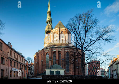 Wintermorgen in St. Peter's Kirche in Riga, Lettland. Stockfoto