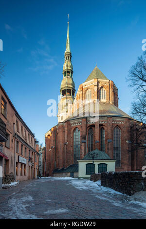 Wintermorgen in St. Peter's Kirche in Riga, Lettland. Stockfoto