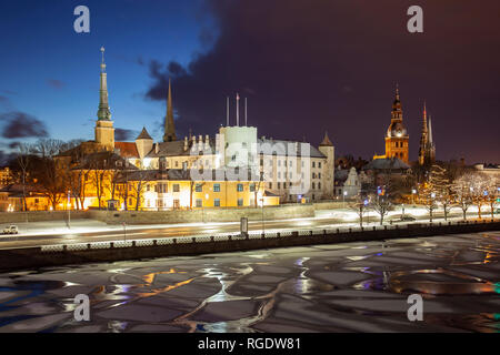 Winter Dawn in der Altstadt von Riga, Lettland. Ein Blick über den zugefrorenen Fluss Daugava. Stockfoto