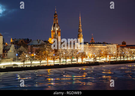 Die Skyline von Riga, Lettland, über die Daugava auf einem Winter Dawn gesehen. Stockfoto