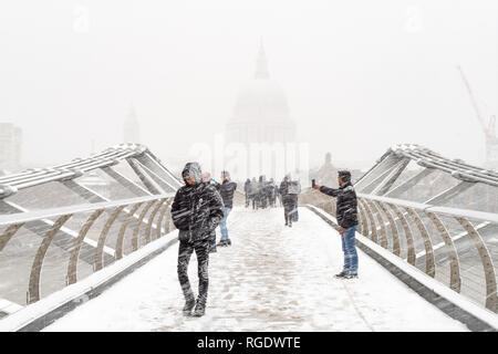 London, Großbritannien - 1. März 2018: St. Paul's & The Millennium Bridge von der Brücke aus gesehen inmitten eines Schneesturms während eines plötzlichen kalten Schnapps. Stockfoto