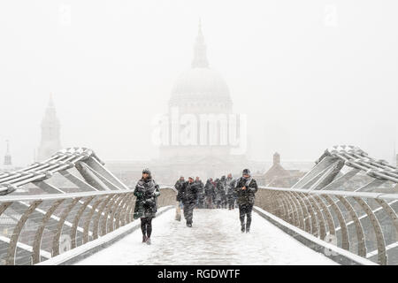 London, Großbritannien - 1. März 2018: St. Paul's & The Millennium Bridge von der Brücke aus gesehen inmitten eines Schneesturms während eines plötzlichen kalten Schnapps. Stockfoto