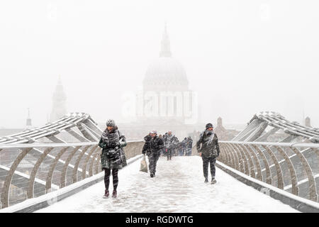 London, Großbritannien - 1. März 2018: St. Paul's & The Millennium Bridge von der Brücke aus gesehen inmitten eines Schneesturms während eines plötzlichen kalten Schnapps. Stockfoto