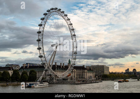 London, UK, 2. Oktober 2018: Coca-cola London Eye von der Hungerford Bridge. Stockfoto