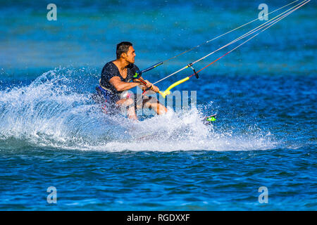 Kitesurfer an der Sunshine Coast zieht einige akrobatische Bewegungen im türkisblauen Wasser in Queensland, Australien Stockfoto