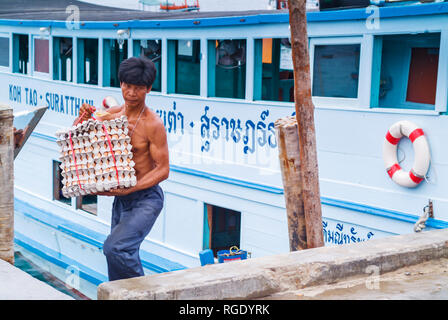 Docker Entladen der Frachter Verbindung der Insel mit dem Festland auf dem Mae Haad Pier auf Koh Tao, Thailand Stockfoto