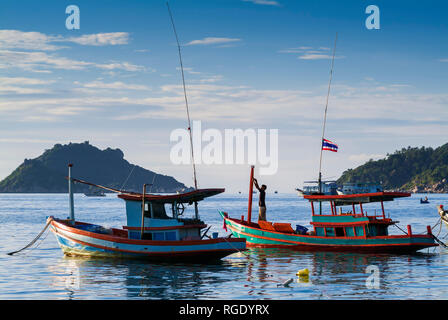 Zurück Angeln in Mae Haad Bay Beach auf Koh Tao, Thailand Stockfoto