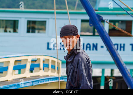 Docker Entladen der Frachter Verbindung der Insel mit dem Festland auf dem Mae Haad Pier auf Koh Tao, Thailand Stockfoto