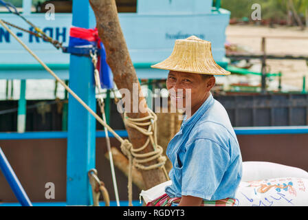 Docker Entladen der Frachter Verbindung der Insel mit dem Festland auf dem Mae Haad Pier auf Koh Tao, Thailand Stockfoto