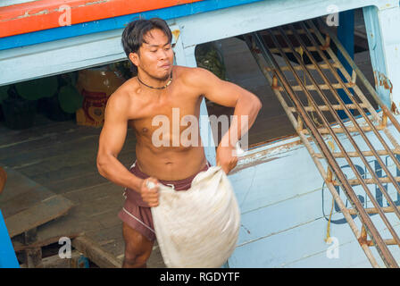 Docker Entladen der Frachter Verbindung der Insel mit dem Festland auf dem Mae Haad Pier auf Koh Tao, Thailand Stockfoto