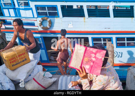 Das Entladen der Frachter Verbindung der Insel mit dem Festland auf dem Mae Haad Pier auf Koh Tao, Thailand Stockfoto