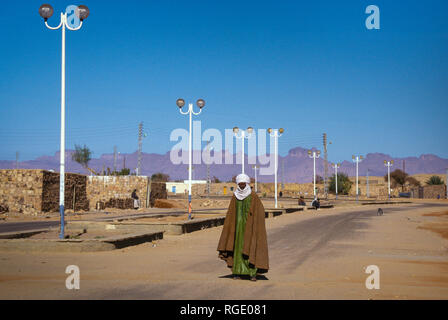 BORDJ EL HAOUAS, ALGERIEN - Januar 16, 2002: unbekannter Mann aus der Touareg Stamm, überquert die Hauptstraße mitten in der Wüste Stockfoto