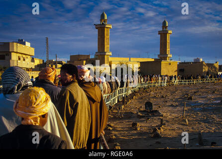BORDJ EL HAOUAS, ALGERIEN - Januar 16, 2002: unbekannte Menschen in der Zeit des Gebets, wenn Sie Line up in die Moschee zu gehen Stockfoto
