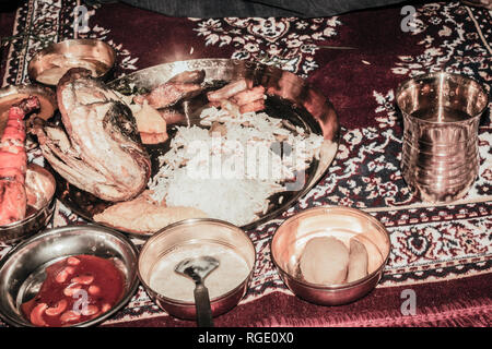 "Annaprashan Rituale oder Mukhe bhaat" eine traditionelle erste feste Nahrung thali Gericht, zum ersten Mal ein Baby ersten Bissen der Erfahrung wird durchgeführt Stockfoto