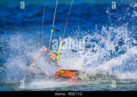 Kitesurfer an der Sunshine Coast zieht einige akrobatische Bewegungen im türkisblauen Wasser in Queensland, Australien Stockfoto