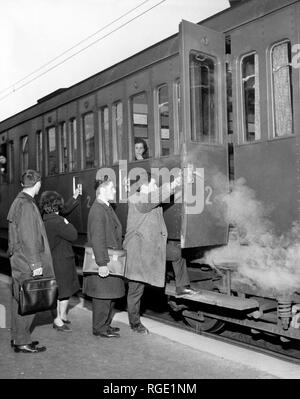 Arbeiter auf dem Zug in Porta Romana, Mailand 1962 Stockfoto